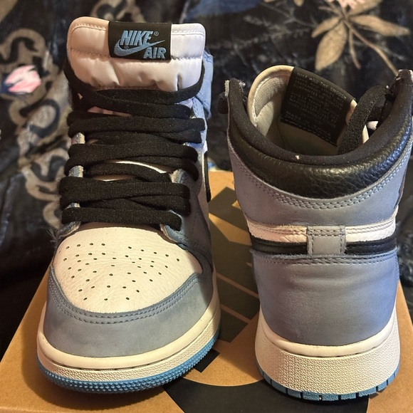 Air Jordan 1 Retro High OG 'University Blue', Size 7Y - Picture 5 of 12